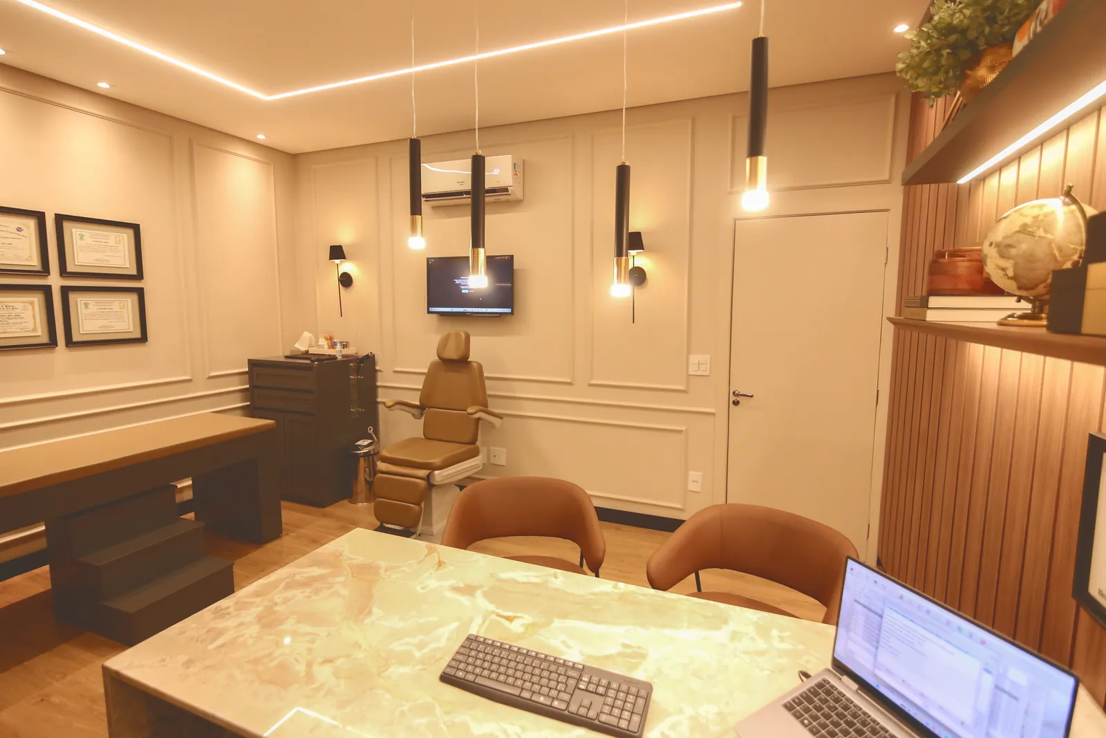 Consultório do Dr. Maury Faria Jr., ambiente acolhedor