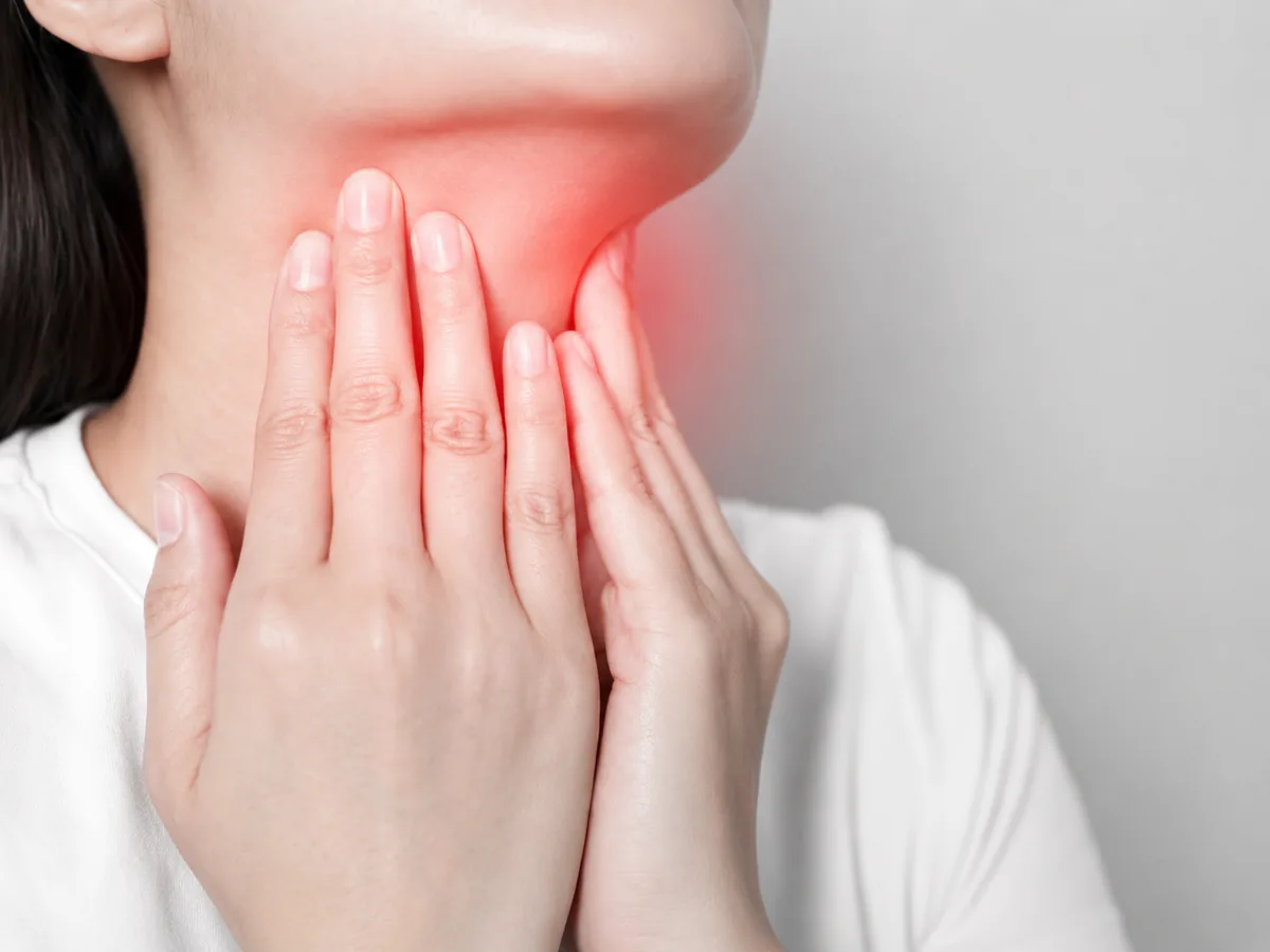 Pessoa com dor de garganta e infecções recorrentes