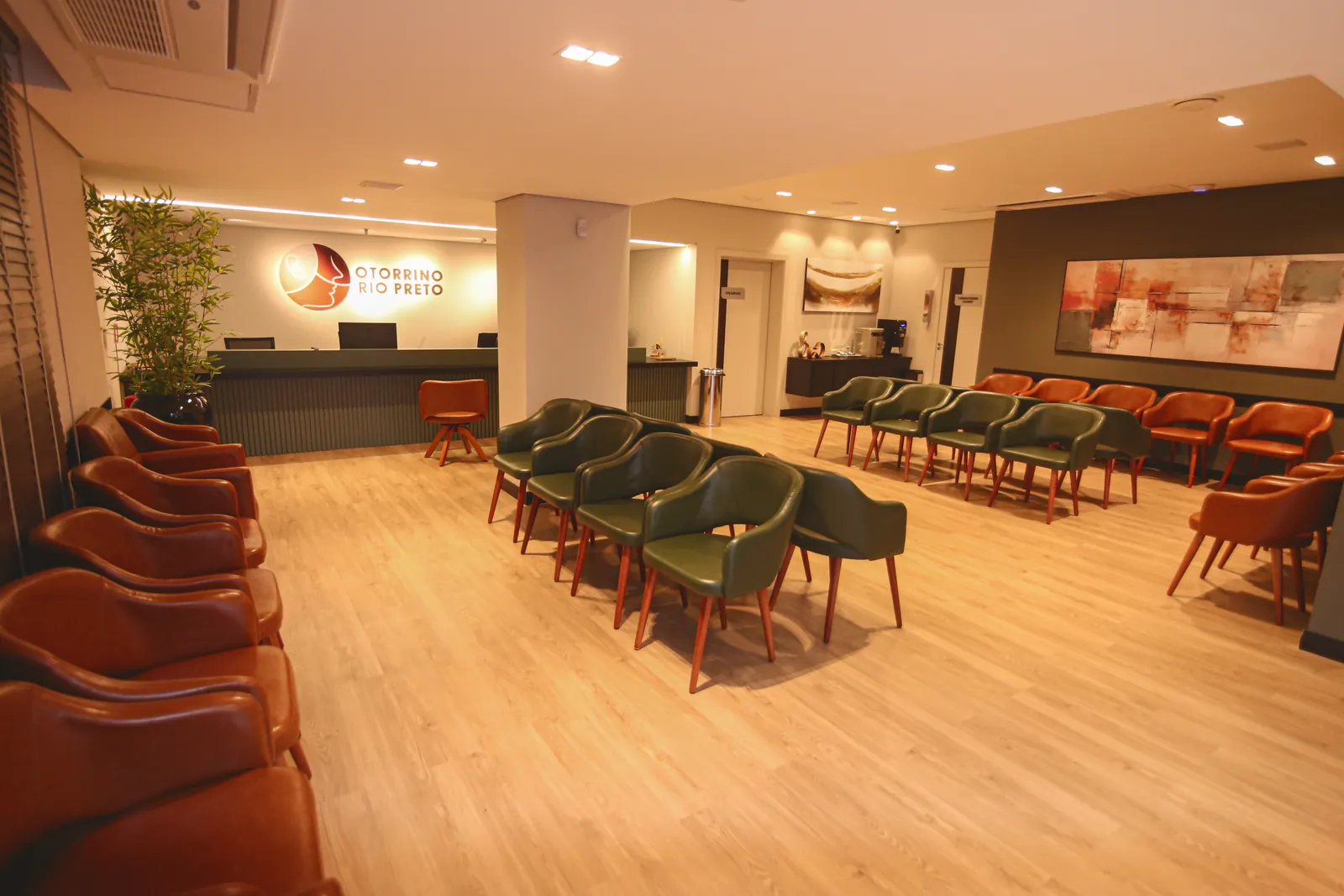 Recepção e sala de espera da clínica Otorrino Rio Preto