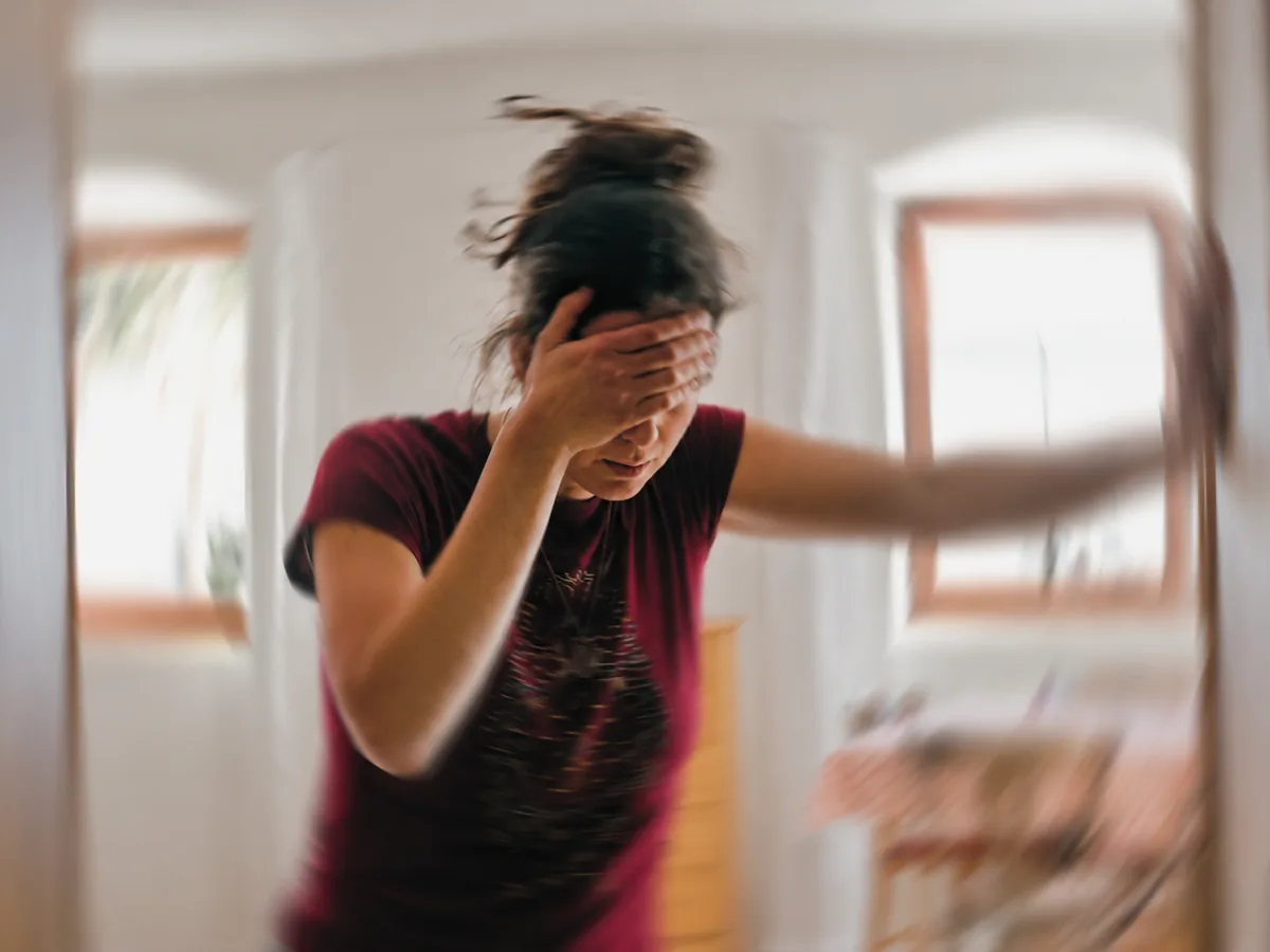 Pessoa com tontura e vertigem, sensação de desequilíbrio e desorientação